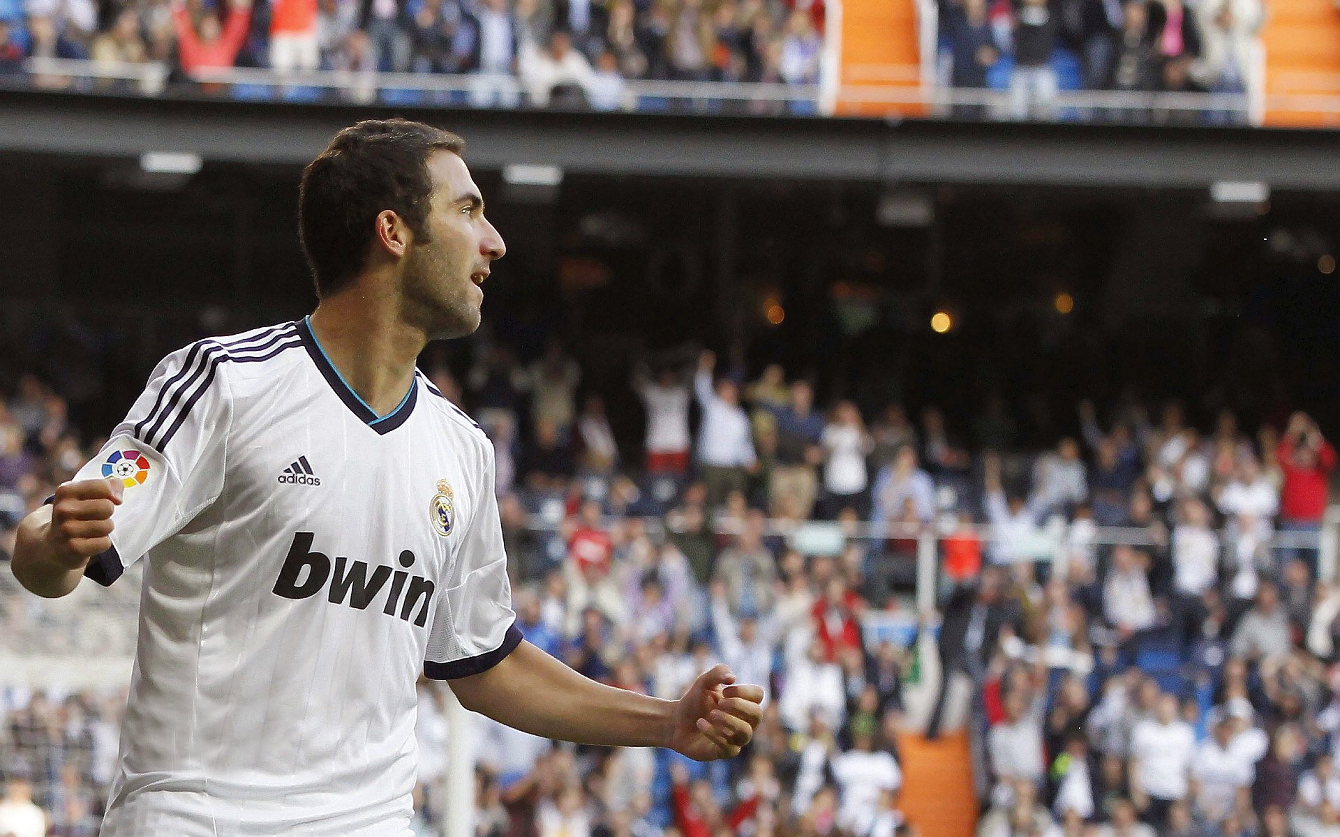 城市夜空跑，灯光点缀的运动盛会，城市夜晚灯光